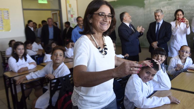 Lucía inauguró la escuela de Valle Chico