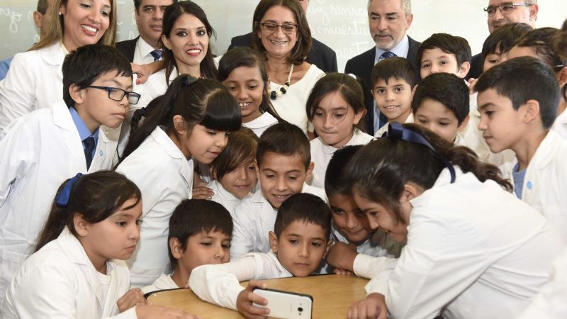 Lucía inauguró la escuela de Valle Chico