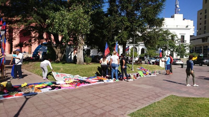 Protestan con una exposición por bajas en planes sociales