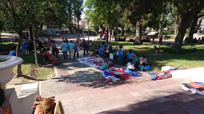 Protestan con una exposición por bajas en planes sociales