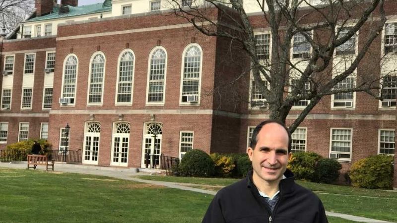 ¿Un argentino podría suceder a Stephen Hawking?