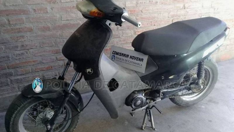 Lo sorprenden empujando una moto