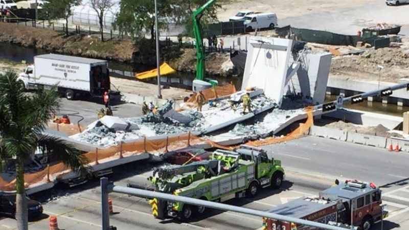 Cayó un puente peatonal en Miami: hay personas atrapadas