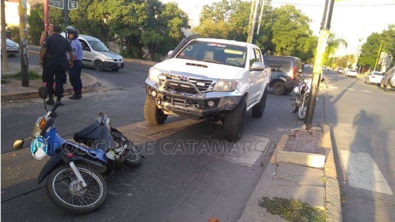 Adolescente al volante chocó a un sexagenario en moto