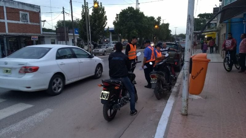 Operativo de identificación de personas y control vehicular en Los Altos