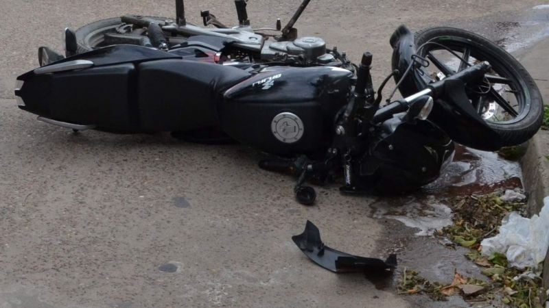 Joven herida y asistida tras caer de la moto