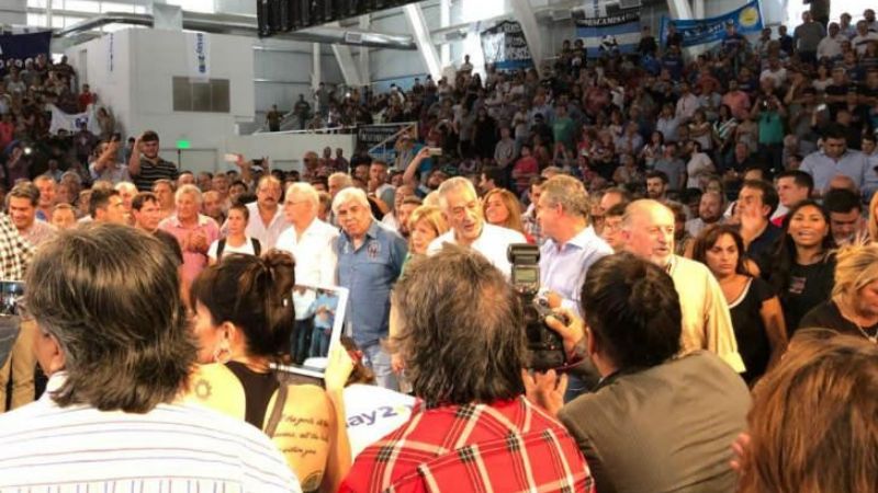 En la cumbre peronista también corearon "el hit del verano"