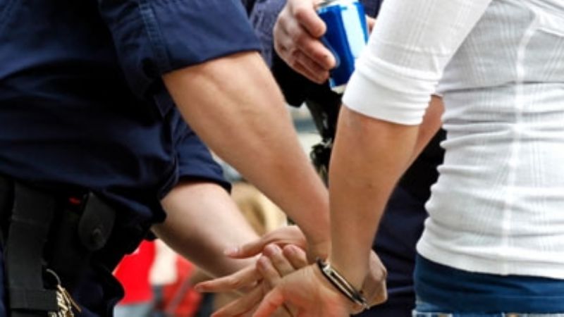 Arrestan a una mujer sospechosa en Valle Viejo