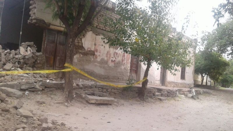 Auxilian a familia tras derrumbarse su vivienda en FME