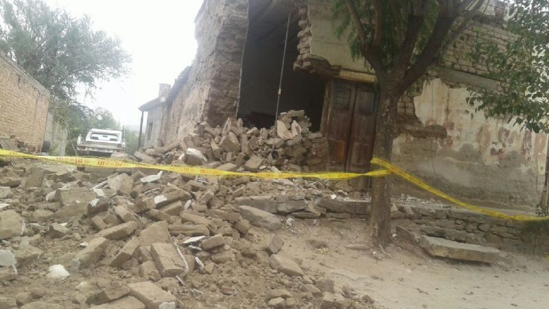 Auxilian a familia tras derrumbarse su vivienda en FME