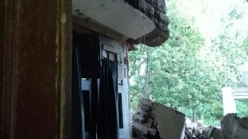 Auxilian a familia tras derrumbarse su vivienda en FME