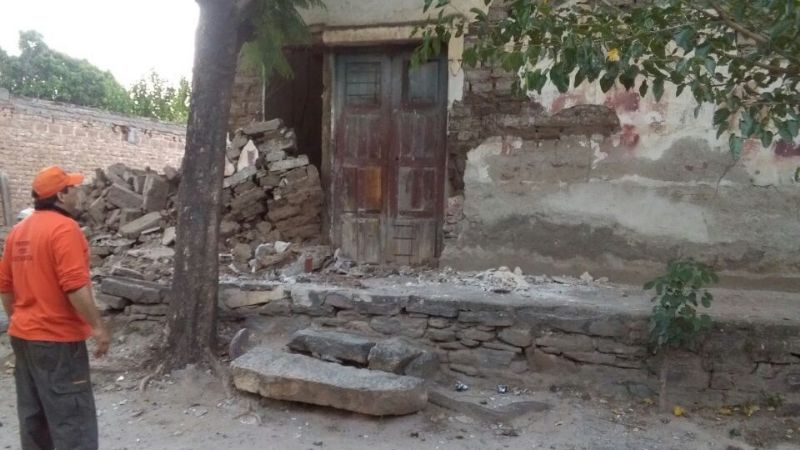 Auxilian a familia tras derrumbarse su vivienda en FME