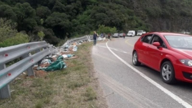 Retiran camión volcado en El Totoral