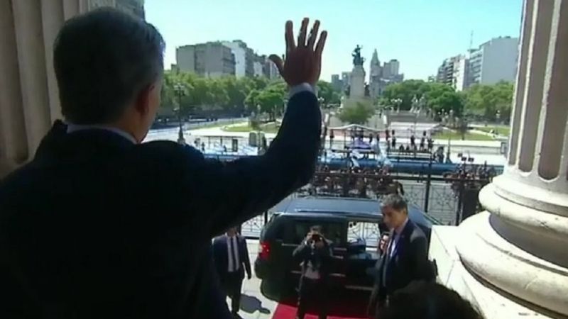 Macri saludó a una plaza vacía de militantes y estallaron los memes
