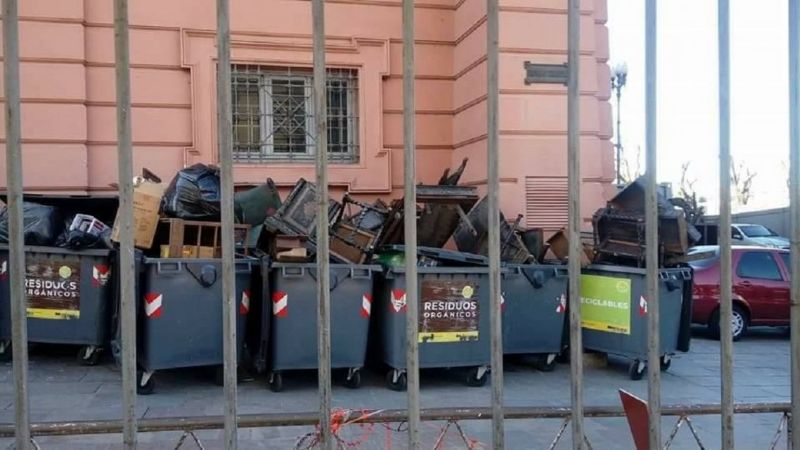 Explicaron por qué arrojaron a la basura muebles históricos de la Casa Rosada