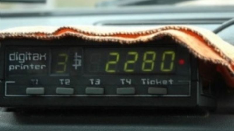 Viajó en remis y no quiso pagar