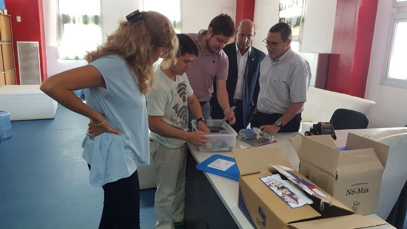 Facultad de Tecnología recibió kits de robótica para educar