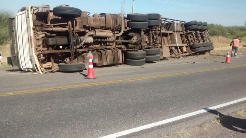 Tremendo vuelco de un camión en la ruta 157