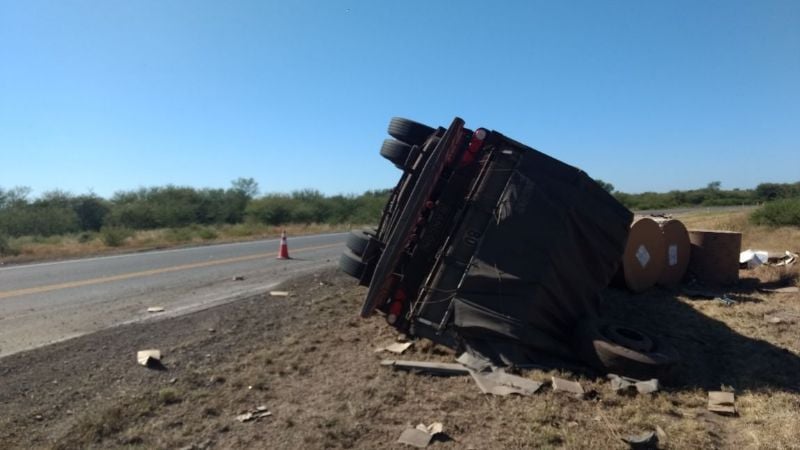 Tremendo vuelco de un camión en la ruta 157