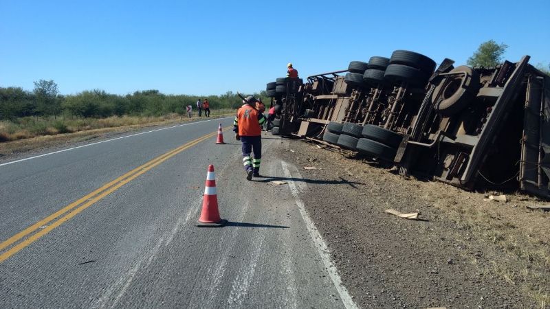 Tremendo vuelco de un camión en la ruta 157