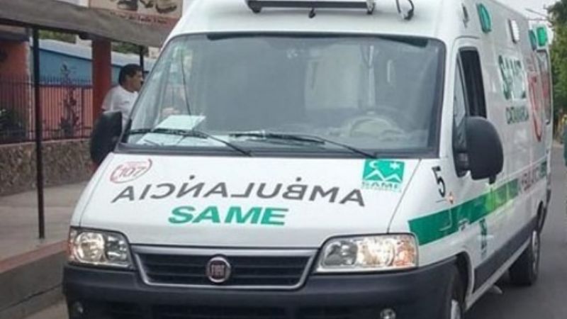 Abrió la puerta cuando pasaba una moto: Una niña herida