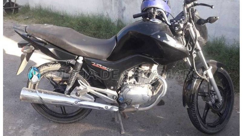 Sospechoso se cayó de la moto y quiso escapar a pie pero lo atraparon