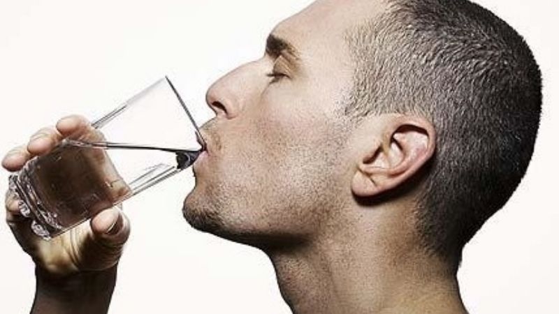 Se ahogó mientras tomaba una pastilla y murió