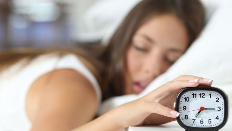 Pantallas, celulares e Internet, los enemigos del sueño