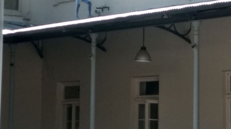 Mujeres amenazan con tirarse desde el techo por trabajo