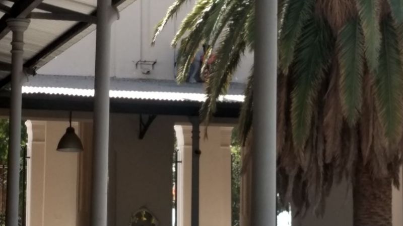 Mujeres amenazan con tirarse desde el techo por trabajo