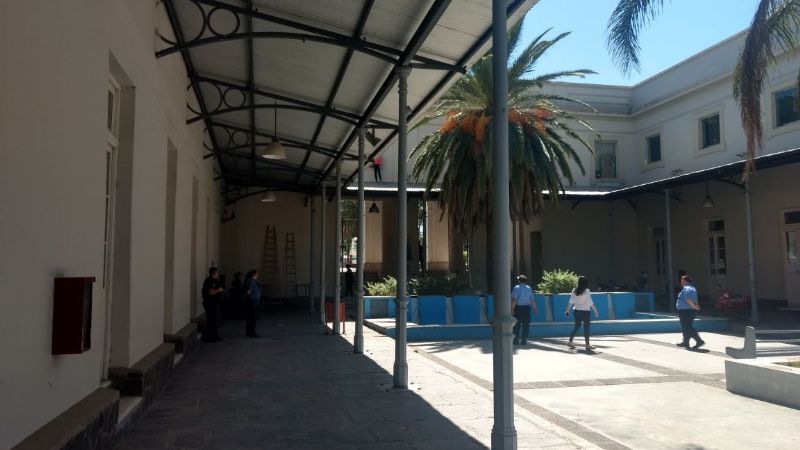 Mujeres amenazan con tirarse desde el techo por trabajo