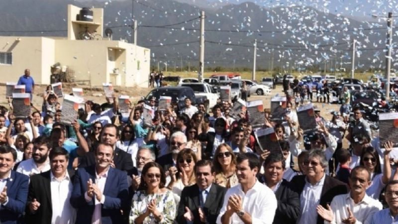 La Gobernadora entregó viviendas en Valle Chico