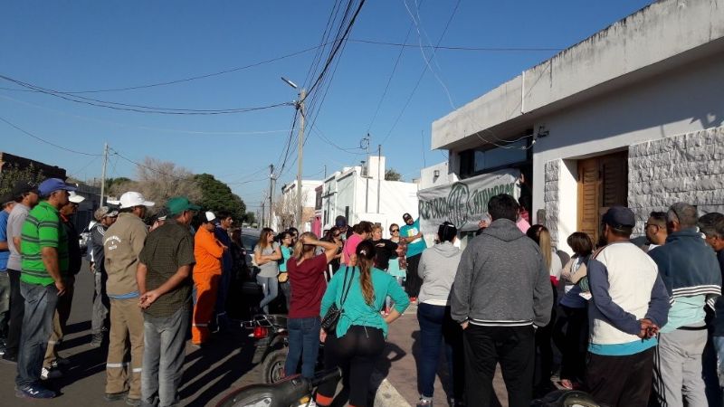 Continúa el reclamo por aumento salarial