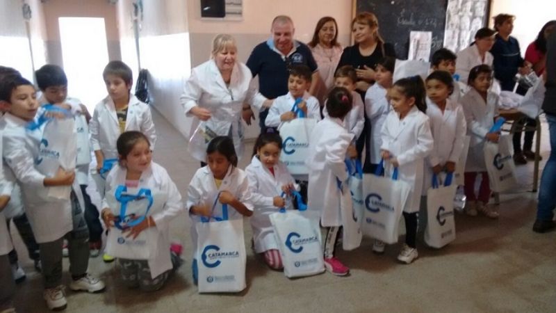 Comenzó la entrega gratuita de guardapolvos y kits escolares