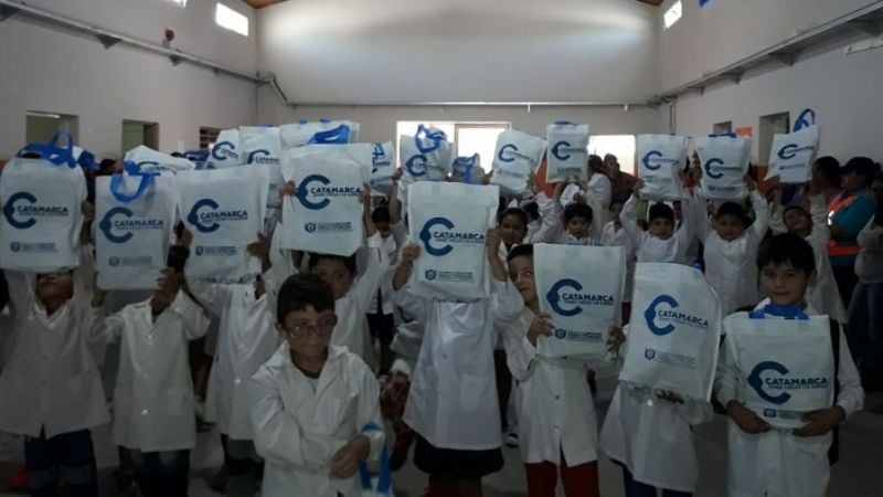 Comenzó la entrega gratuita de guardapolvos y kits escolares
