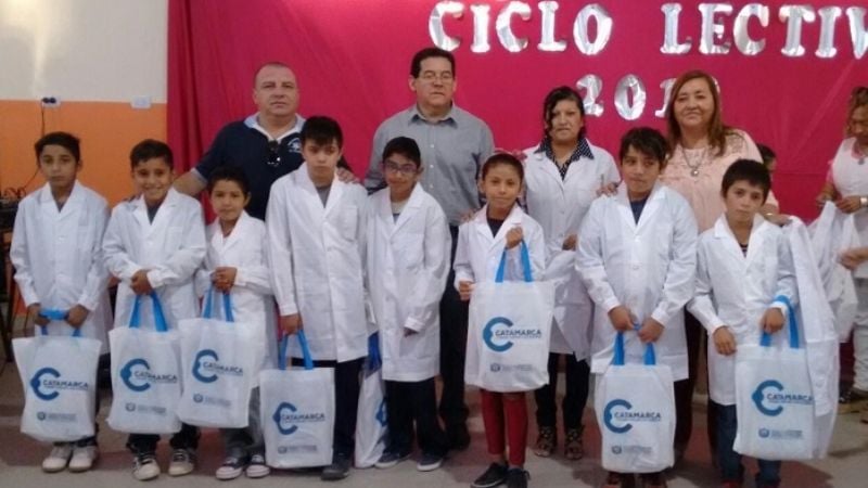 Comenzó la entrega gratuita de guardapolvos y kits escolares