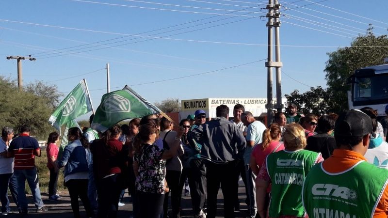 Municipales de Recreo cortan la ruta 157