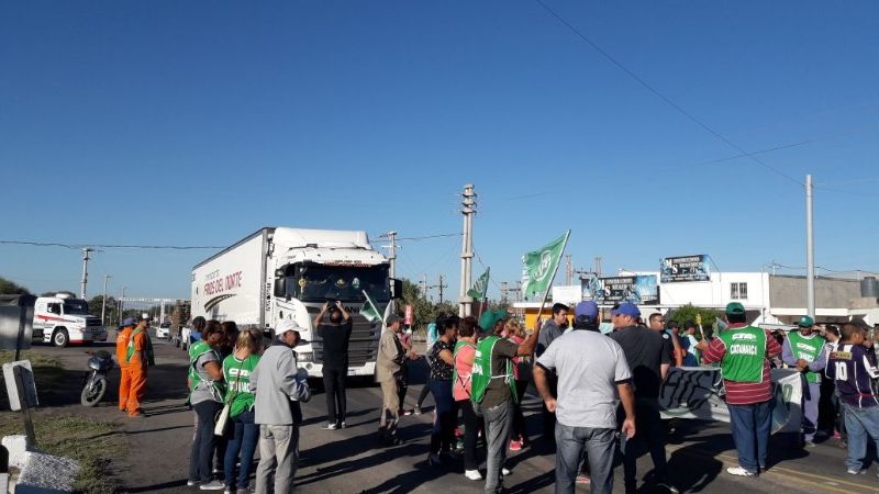 Municipales de Recreo cortan la ruta 157