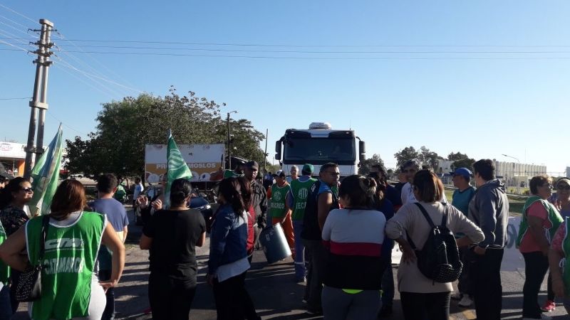 Municipales de Recreo cortan la ruta 157