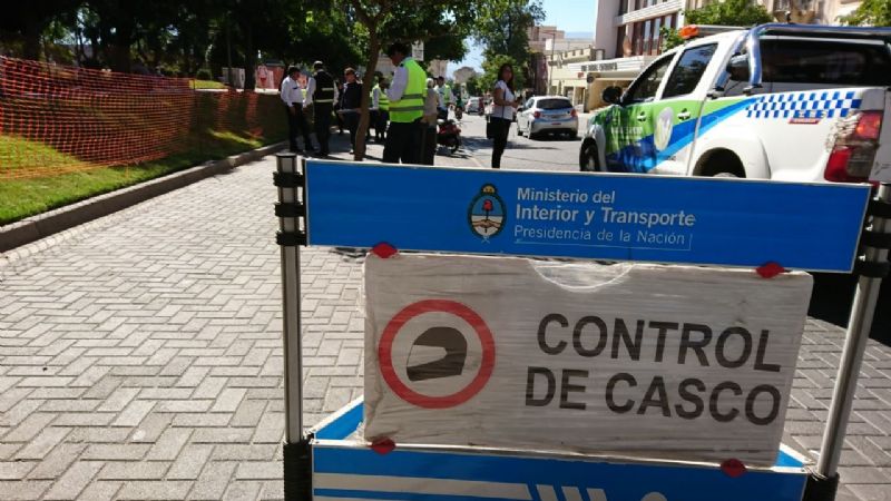 Recambio de cascos a motociclistas en un operativo preventivo