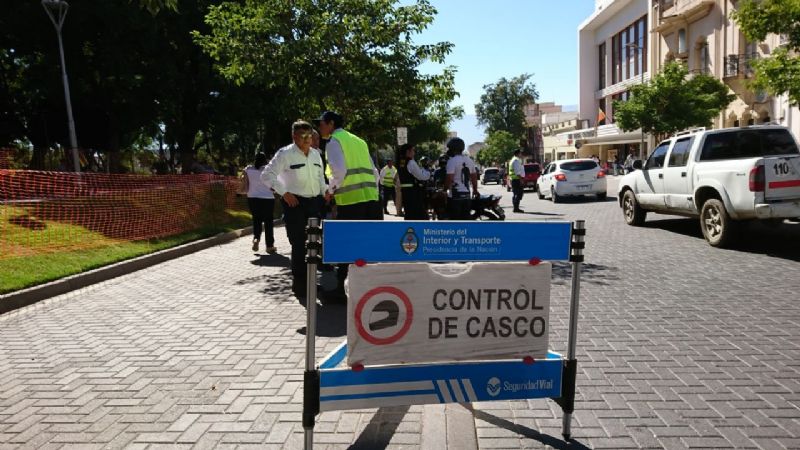 Recambio de cascos a motociclistas en un operativo preventivo