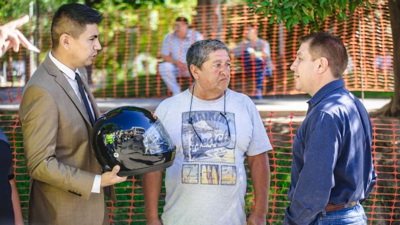 Recambio de cascos a motociclistas en un operativo preventivo
