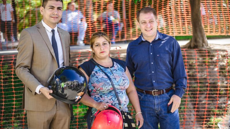 Recambio de cascos a motociclistas en un operativo preventivo