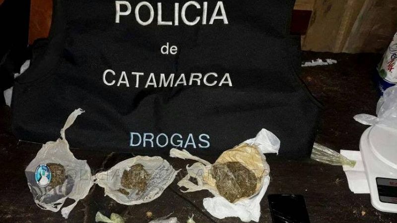 Desbaratan un punto de venta de drogas y detienen a un joven