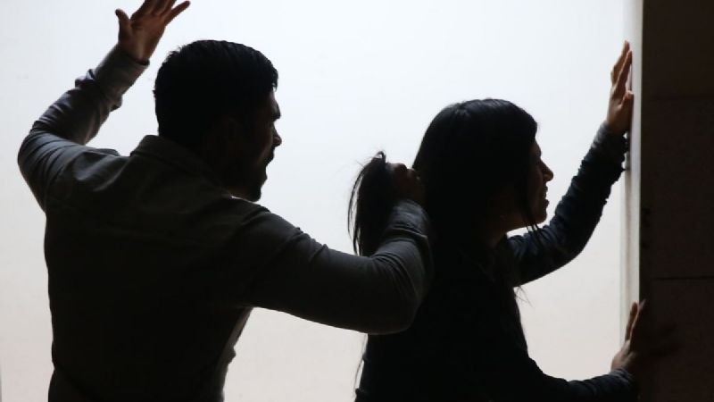 Un joven y un hombre aprehendidos por golpear a dos mujeres