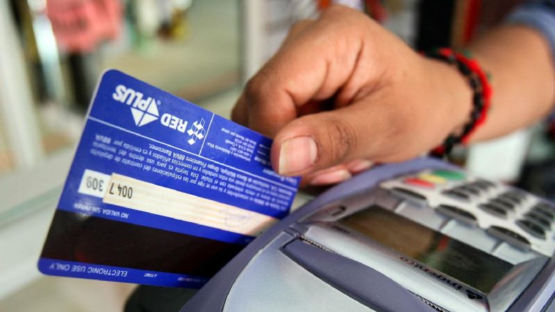 A partir de abril, todos los comercios estarán obligados a aceptar débito