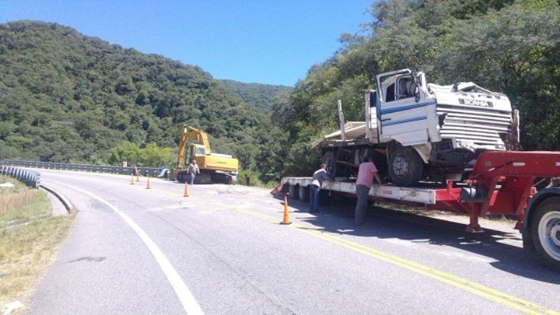 Retiraron camión que volcó en El Totoral