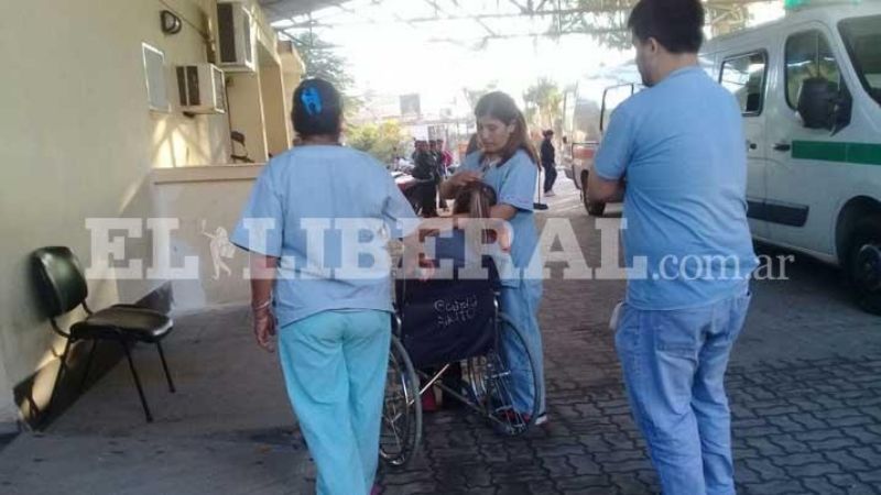 Llevaba a su nieta a la escuela, chocó con un cantero y murió