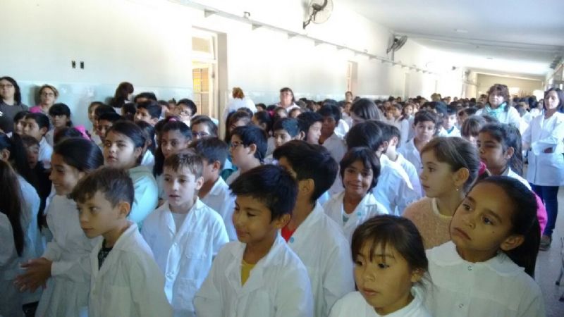 Entrega de Guardapolvos y Kits Escolares