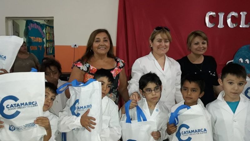 Entrega de Guardapolvos y Kits Escolares